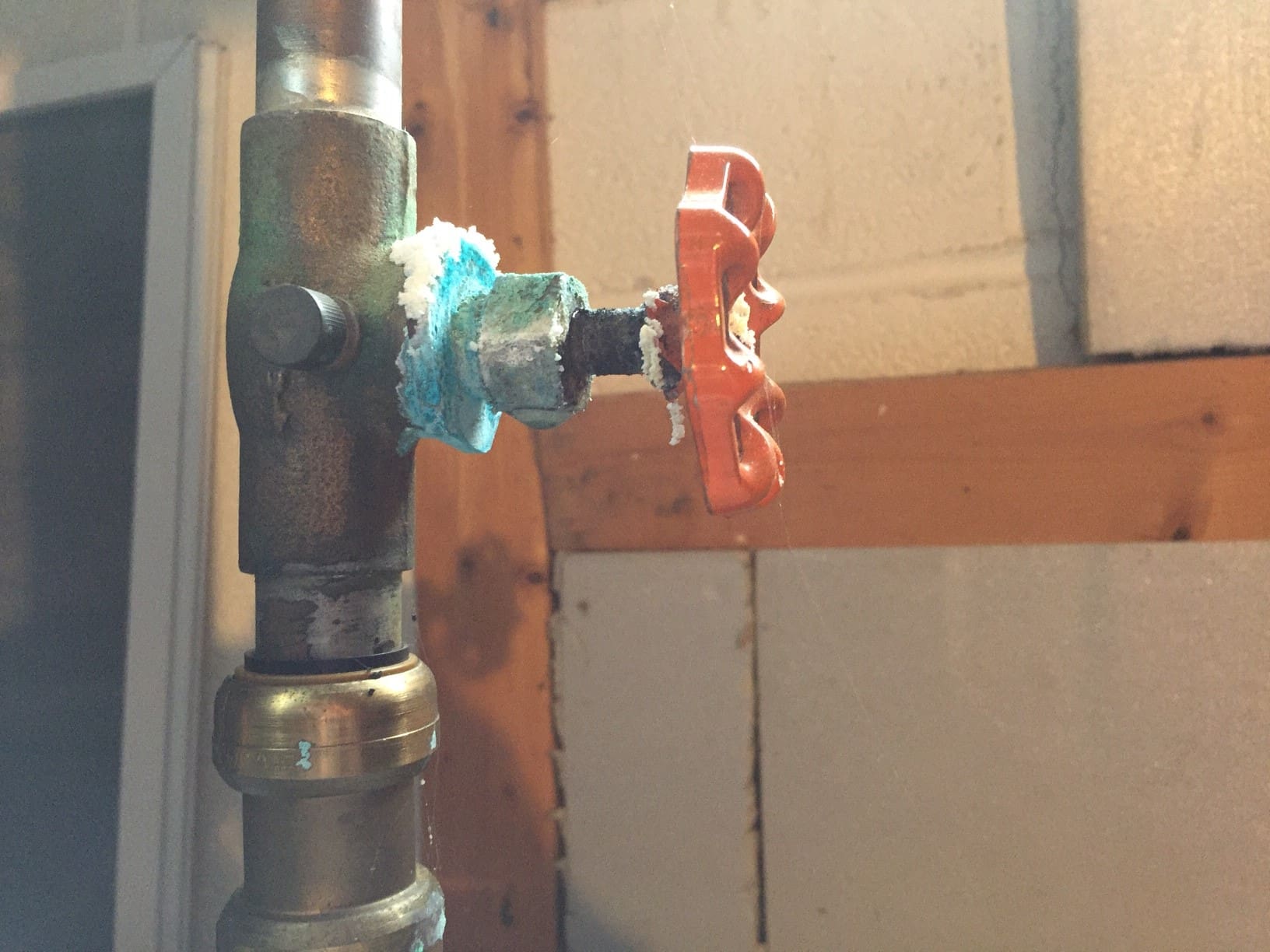 Blue green staining gateway valve