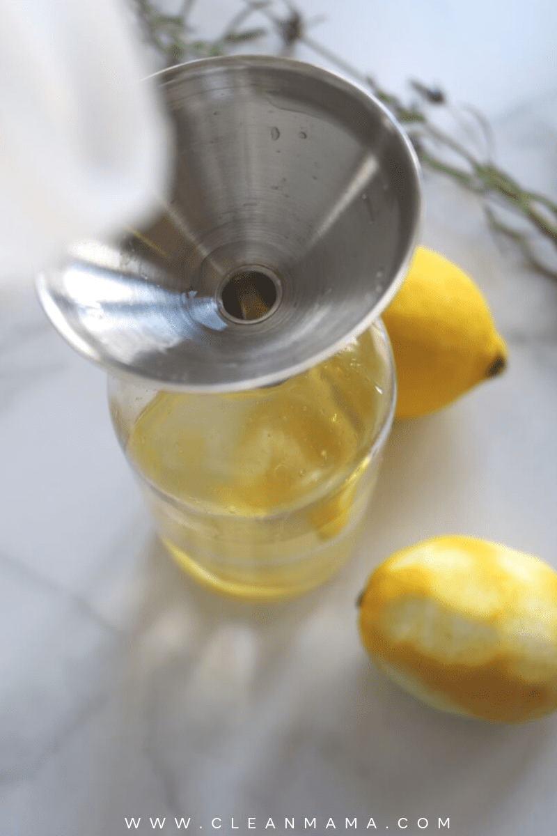Pour-vinegar-over-Lemon-peels