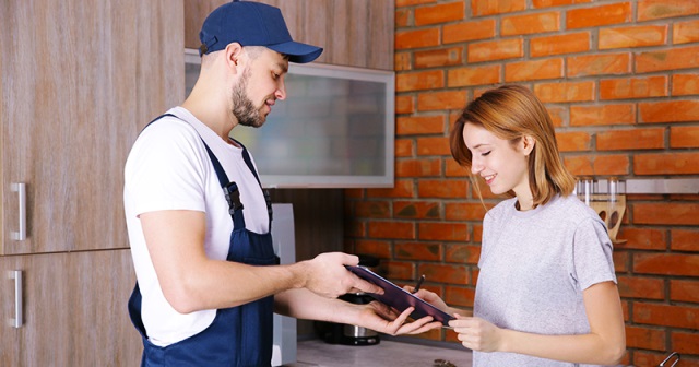 Plumber-With-Happy-Customer